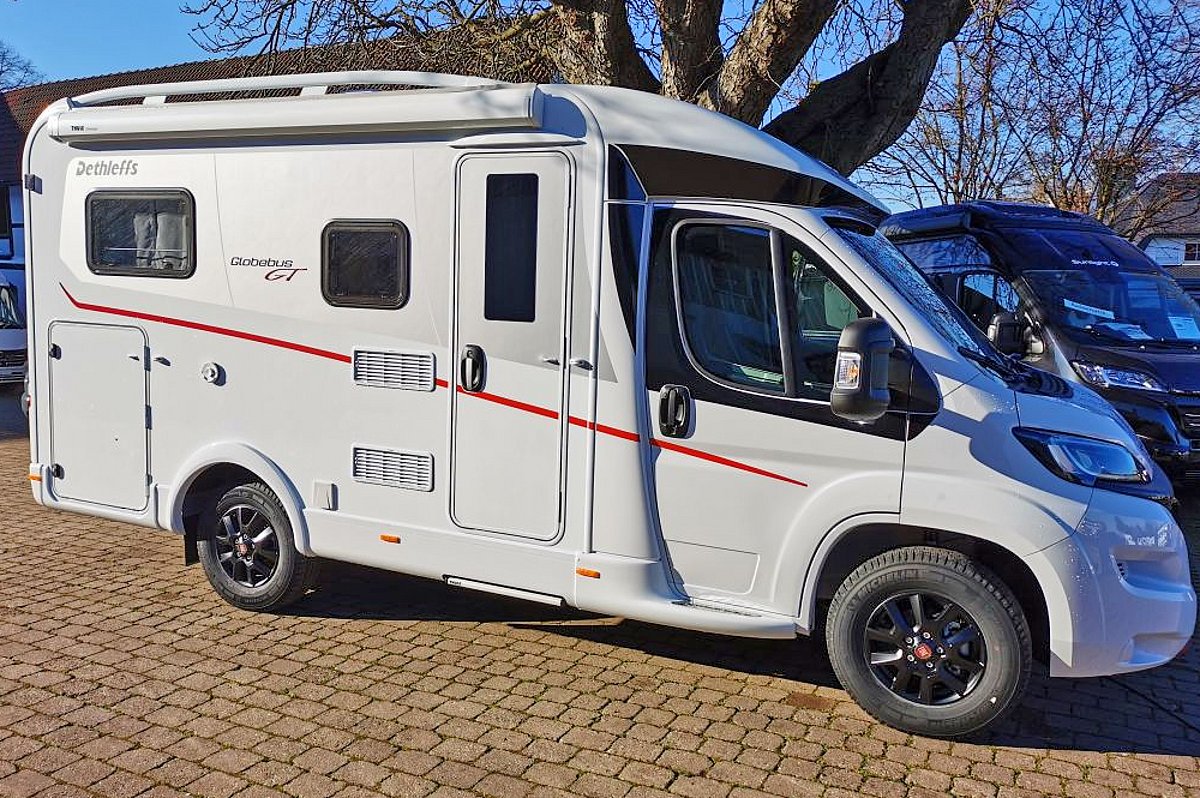 Ein teilintegriertes Wohnmobil der Marke Dethleffs mit roten Details.