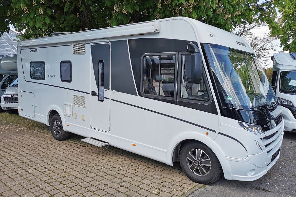 Ein vollintegriertes Wohnmobil der Marke Dethleffs in weiß und grau.