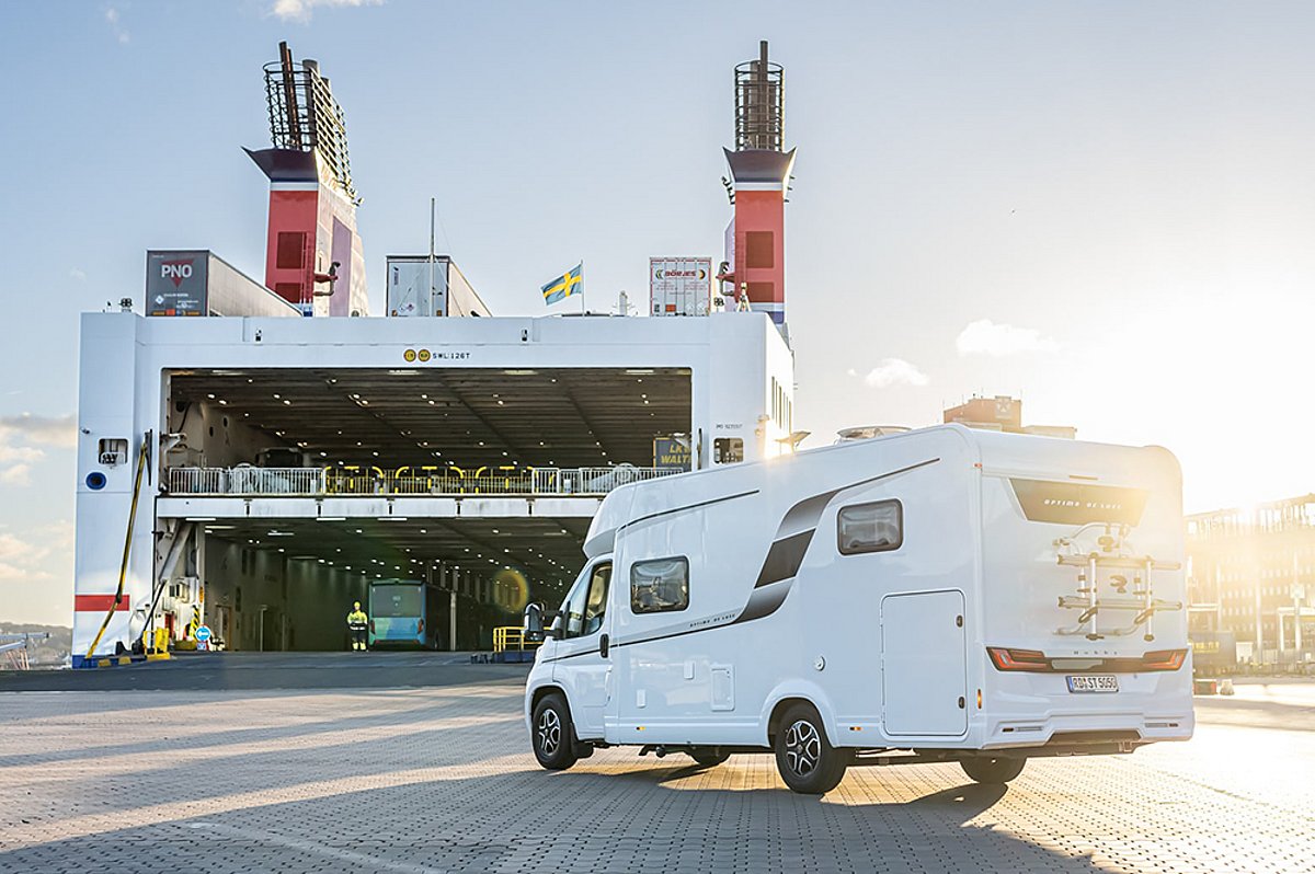 Ein Wohnmobil fährt auf eine Autofähre auf.